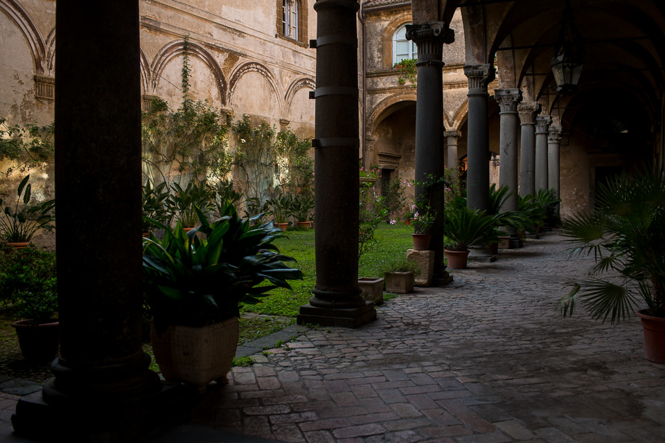 Even after visiting here many times, Italy never ceases to amaze us with its little side streets and hidden courtyards. We peaked in on this little slice of paradise hiding inside a half-opened doorway off a non-descript street. Ridiculous.